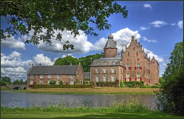 De 5 mooiste kastelen in Nederland om te bezoeken met uw oldtimer.